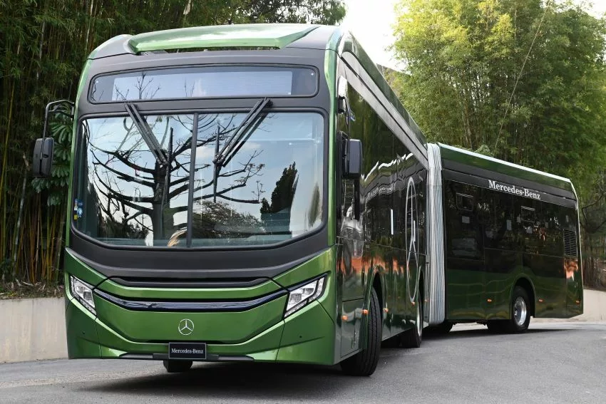 Visão frontal do ônibus elétrico articulado