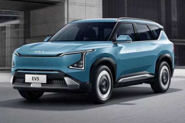 Imagem mostra o SUV elétrico Kia EV5 na cor azul