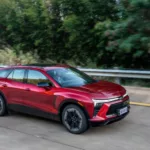 Chevrolet Blazer EV vermelha é vista em estrada