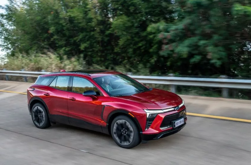 Chevrolet Blazer EV vermelha é vista em estrada