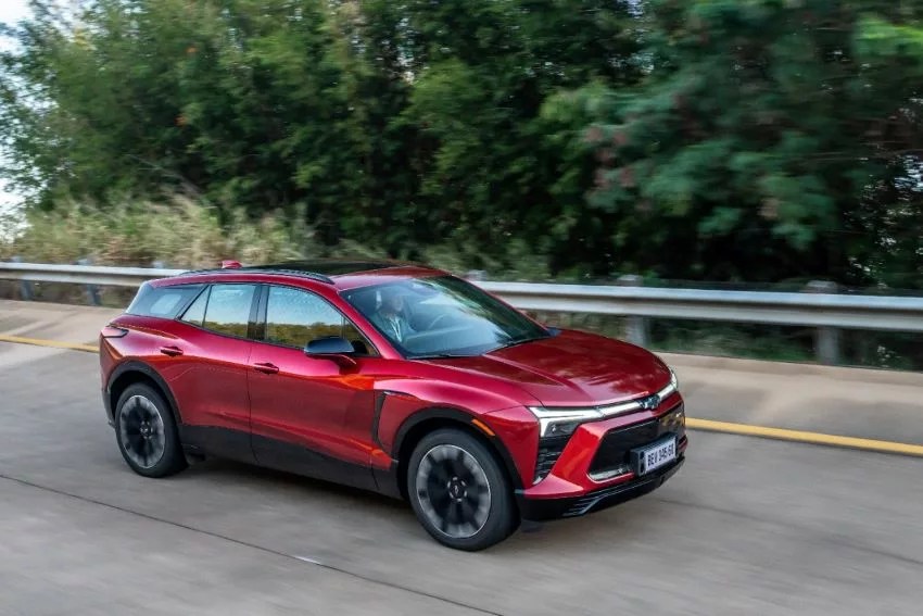 Chevrolet Blazer EV vermelha é vista em estrada