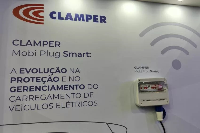 Painel com informações e equipamento em exposição