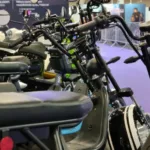 Patinetes, scooter e motos elétricas em exposição