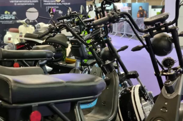 Patinetes, scooter e motos elétricas em exposição