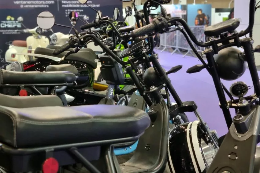 Patinetes, scooter e motos elétricas em exposição