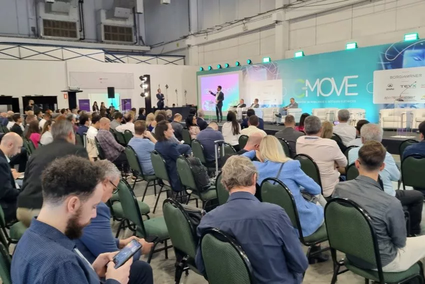 Imagem mostra plateia do congresso C-MOVE