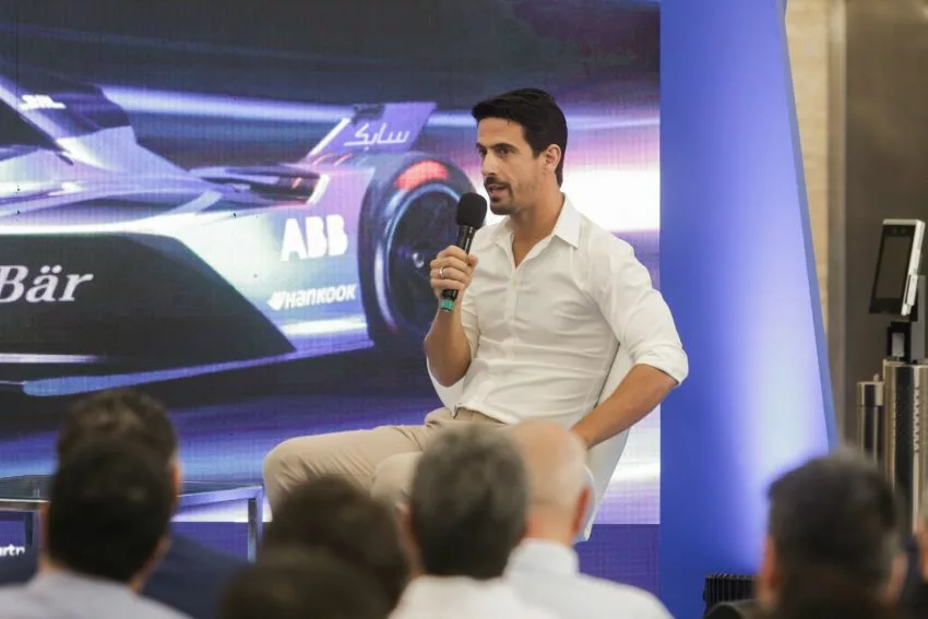 Lucas Di Grassi fala para plateia com ajuda de microfone