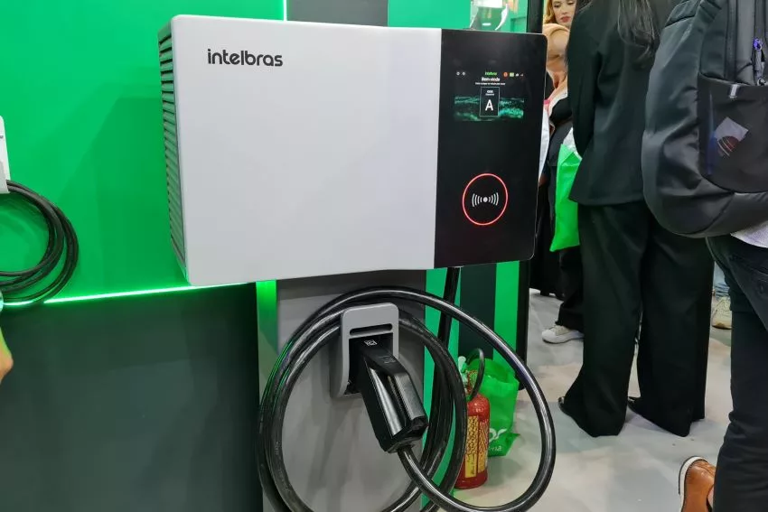 Intelbras lança carregador rápido de 30 kW para veículos elétricos