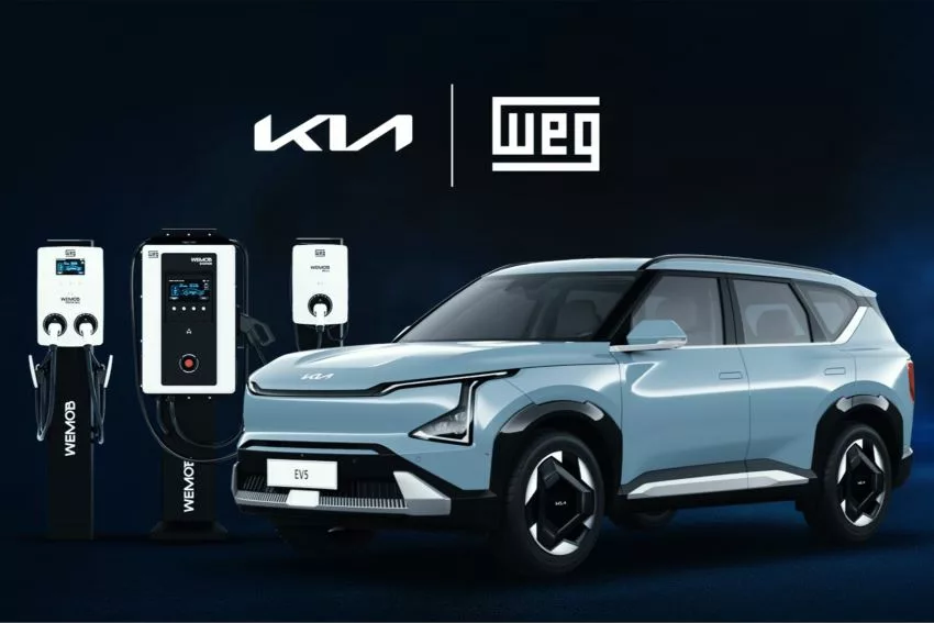 Imagem mostra Kia EV5 ao lado de carregadores da linha WEMOB, da WEG