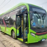 Ônibus elétrico da Volkswagen Caminhões e ônibus pintado de verde