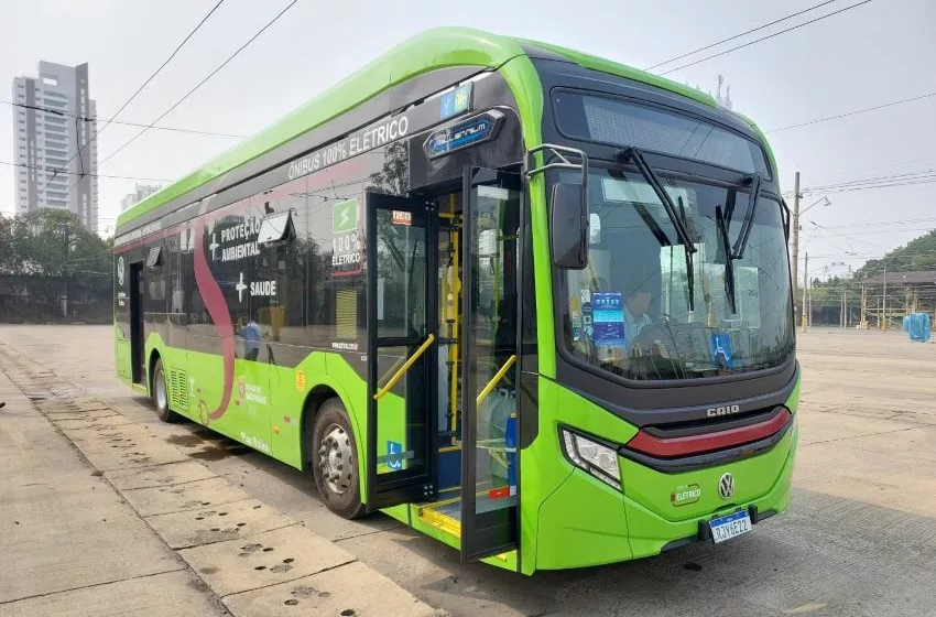 Ônibus elétrico da Volkswagen Caminhões e ônibus pintado de verde