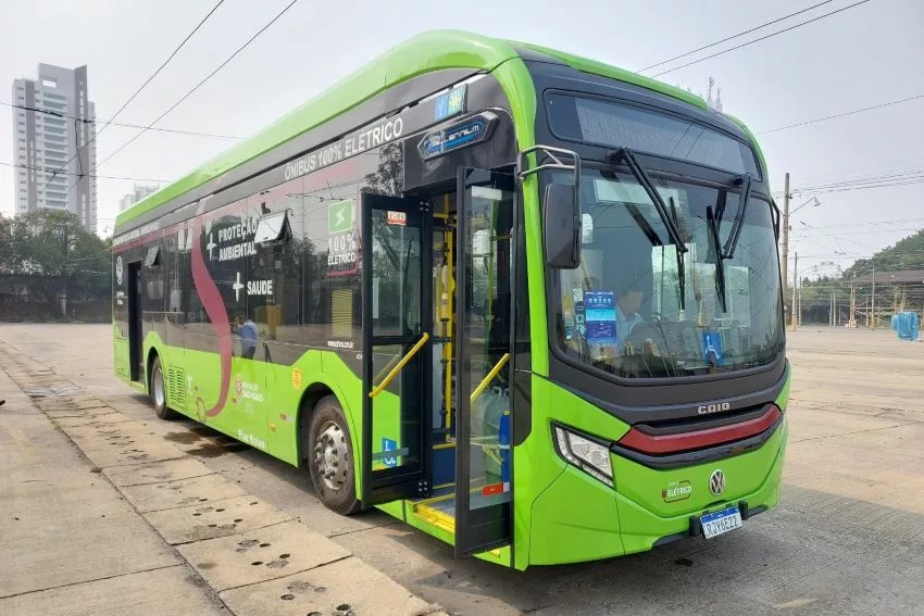 Ônibus elétrico da Volkswagen Caminhões e ônibus pintado de verde