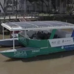 catamarã elétrico na água