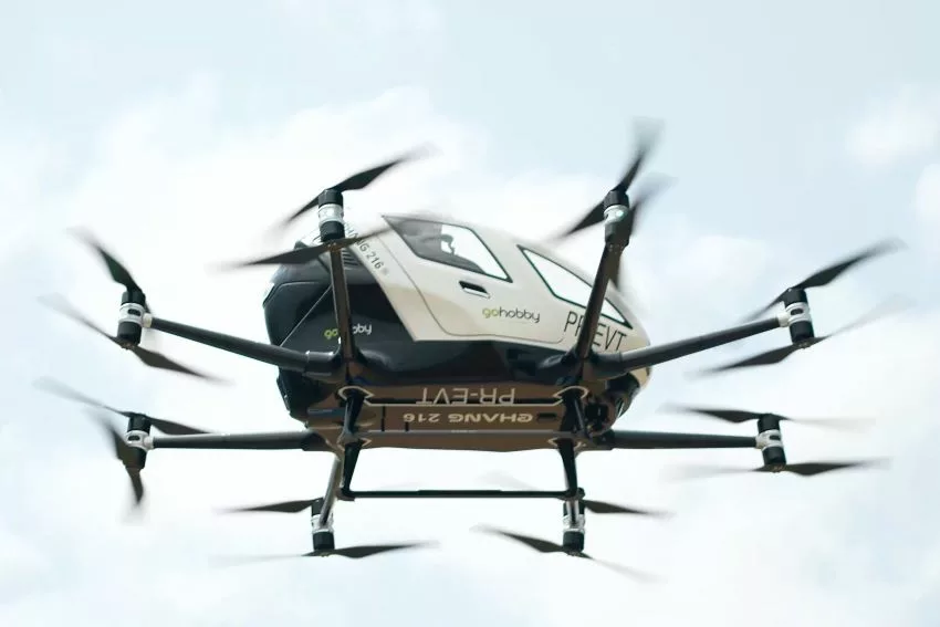 Imagem mostra eVTOL no céu