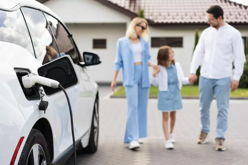 Família andando perto do carro