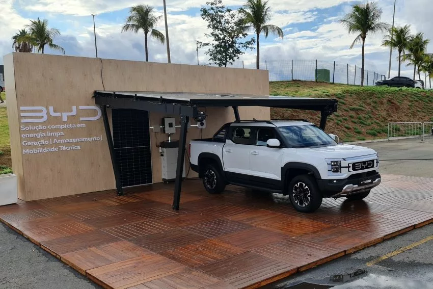 BYD Shark estacionada em carport