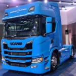 Caminhão elétrico da Scania pintado de azul em lançamento
