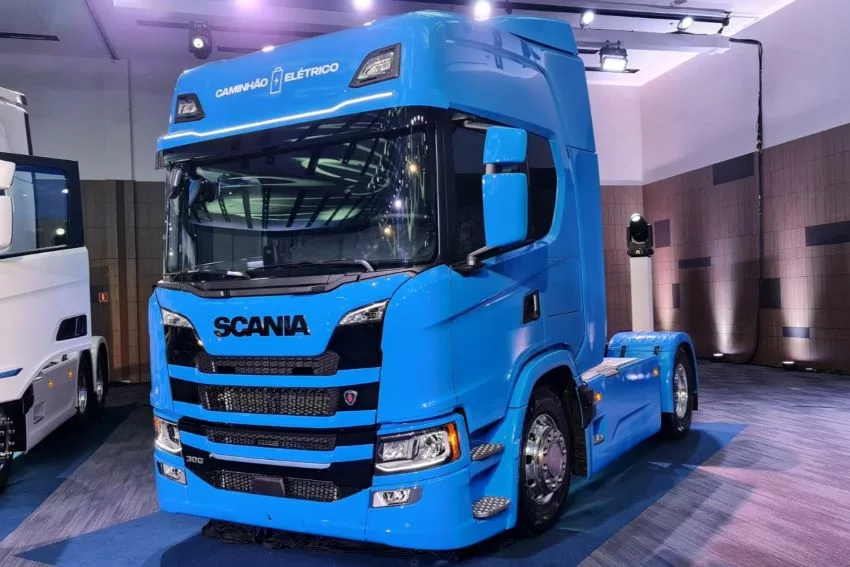 Caminhão elétrico da Scania pintado de azul em lançamento