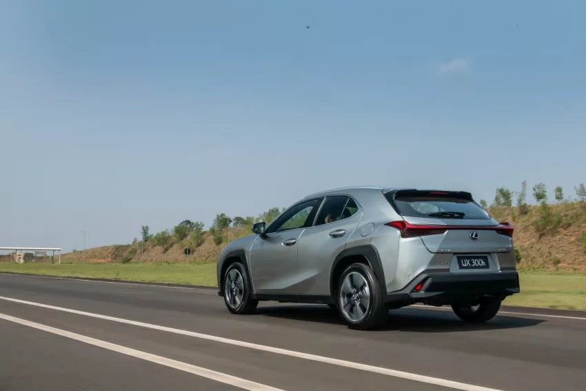 lexus UX 300h na pista