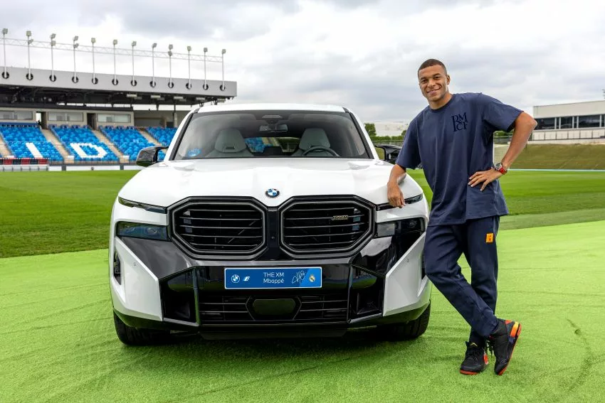 Mbappé ao lado de BMW XM