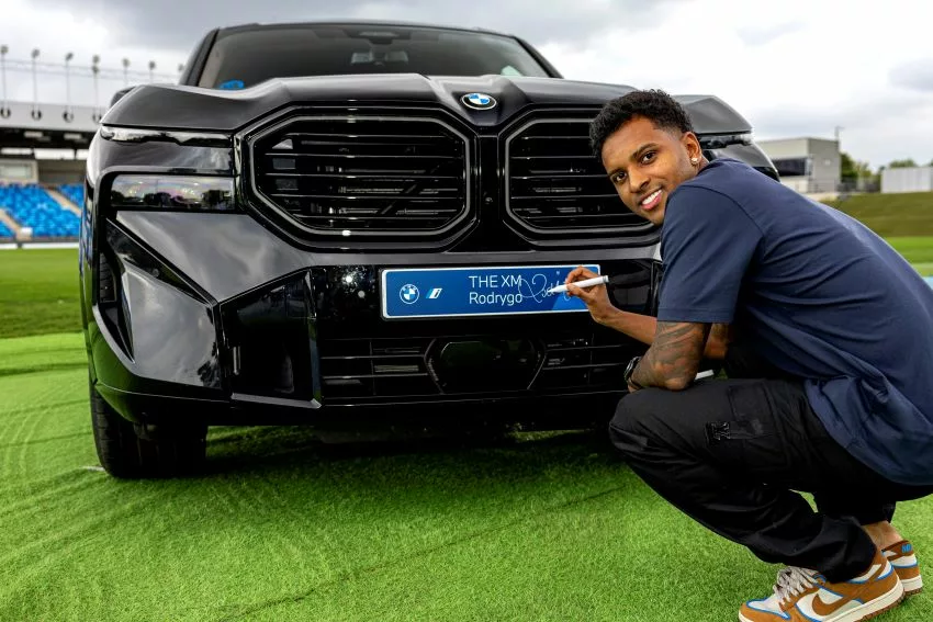 Rodrygo ao lado da BMW XM