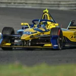 Lucas Di Grassi corre em um carro com as cores amarela e azul