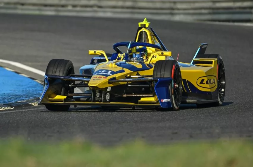 Lucas Di Grassi corre em um carro com as cores amarela e azul