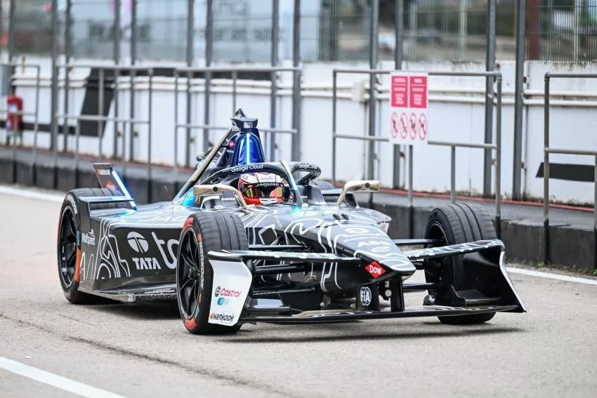 Mitch Evans circula com o carro da Jaguar, todo preto, pelos boxes