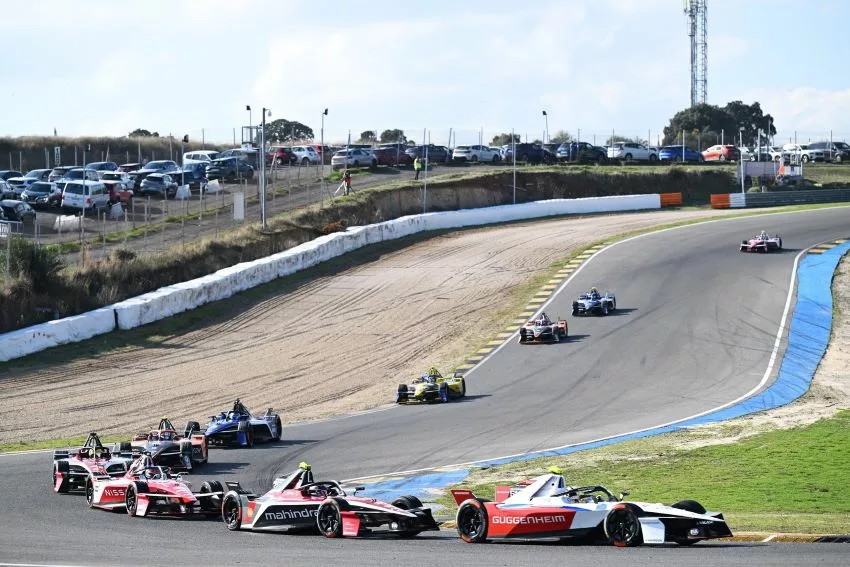 Carros da Fórmula E simulam corrida em circuito de Madri