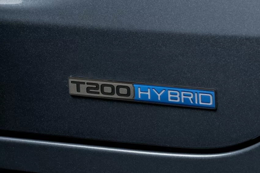 Letreiro colado na traseira do carro especifica nome do motor T200 Hybrid