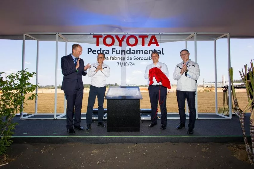 Executivos da Toyota e o governador de São Paulo  em frente a painel com o letreiro da Toyota