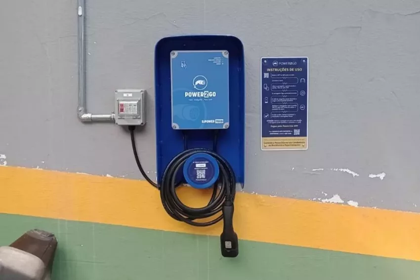 Imagem mostra instalação de carregador de veículos elétricos