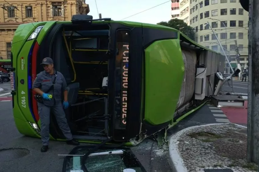 Ônibus elétrico é visto tombado no centro de São Paulo