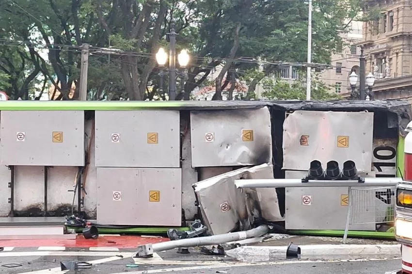 Packs de bateria, que ficam na parte de cima dos ônibus elétricos, são vistos com marcas de incêndio, porém sem vazamento