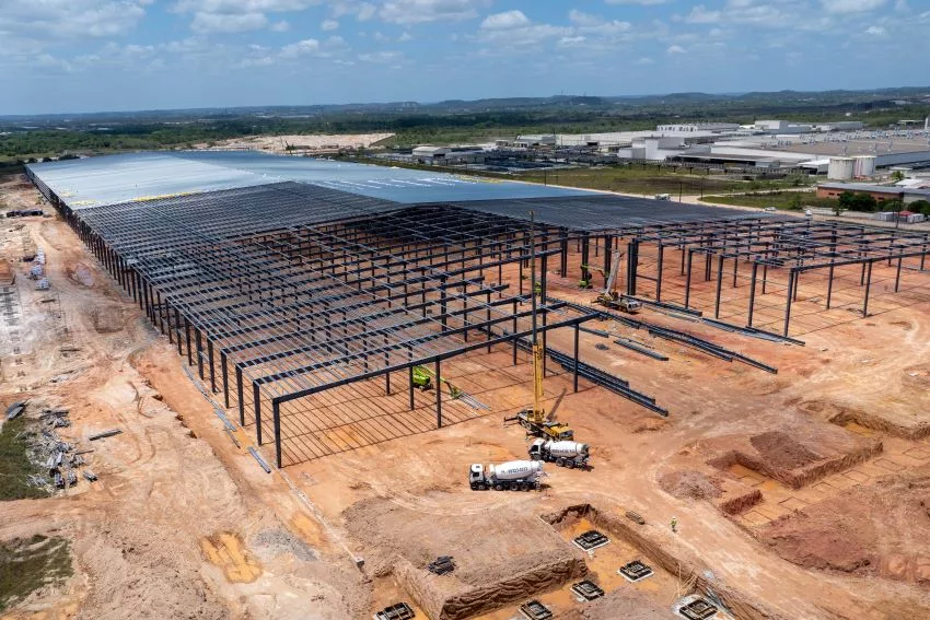 Vista aérea da construção da fábrica da BYD em Camaçari