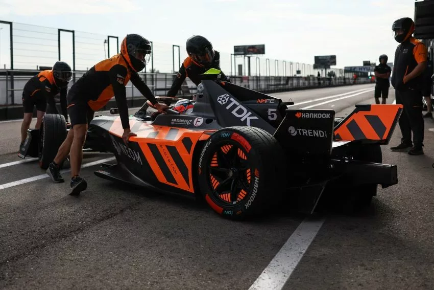 Mecânicos empurram carro da McLaren para os boxes