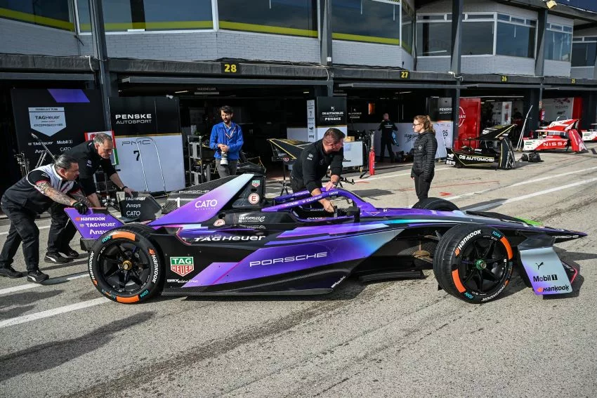 Mecânicos da Porsche empurram carro para dentro dos boxes