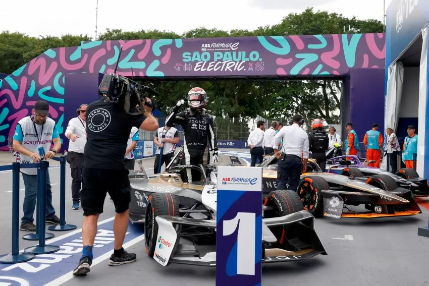 Mitch Evans sai do carro logo após a vitória em São Paulo