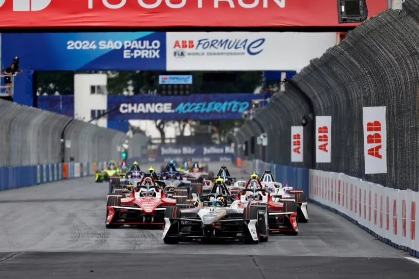 Carros se aproximam da curva ao final da reta do Sambódromo do Anhembi