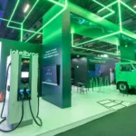 Carregador de 180 kW em exposição em estande da Intelbras