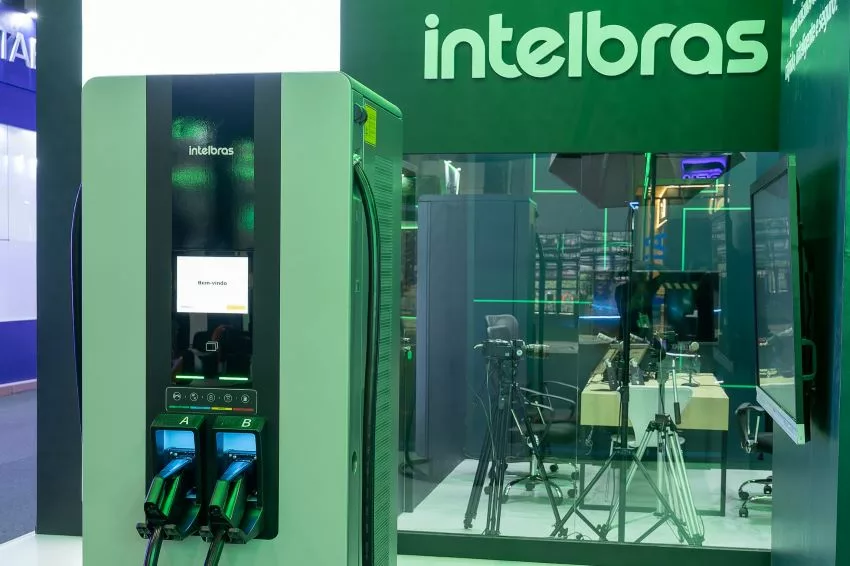 Carregador de 180 kW da Intelbras em exposição