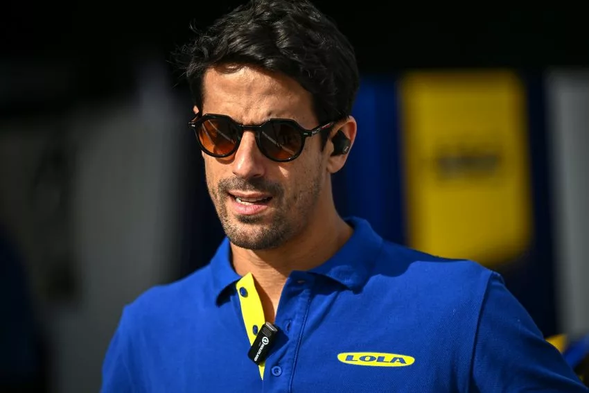 Lucas Di Grassi usa óculos de sol e camisa azul