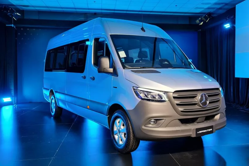 Mercedes-Benz eSprinter é fotografada em palco de lançamento