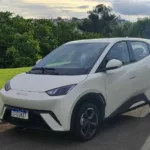 Vista lateral de um BYD Dolphin Mini estacionado