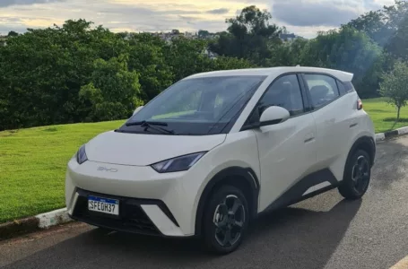 Vista lateral de um BYD Dolphin Mini estacionado