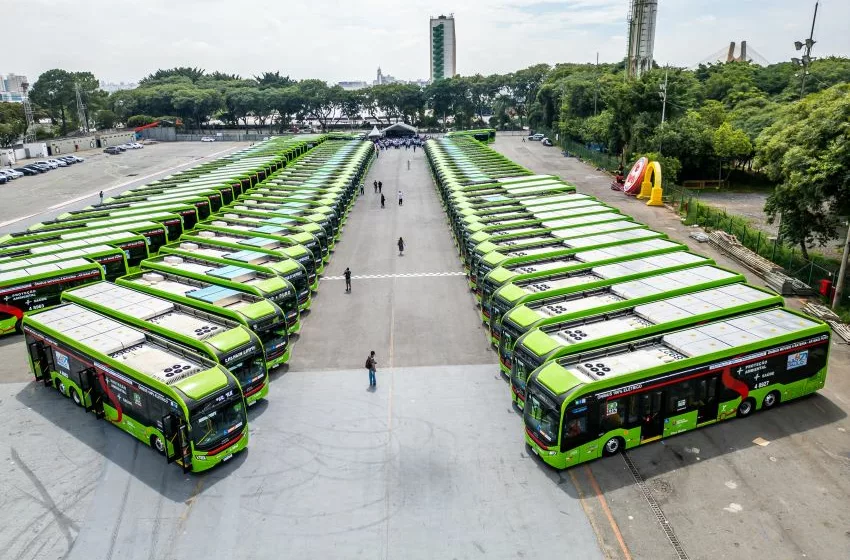 ônibus elétricos enfileirados em apresentação