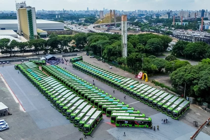 Vista aérea da entrega de novos ônibus elétricos na capital paulista