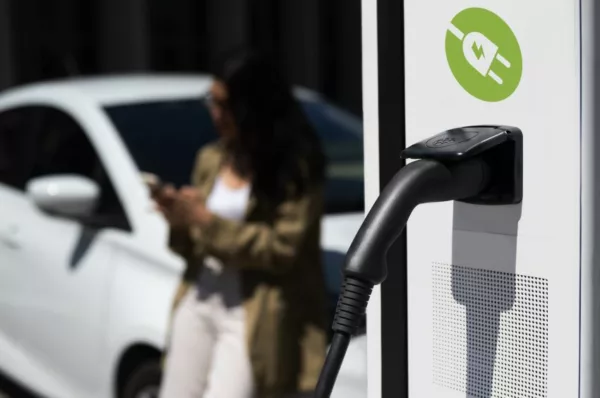 Gasolina subiu? Quem roda de carro elétrico já economiza 76%