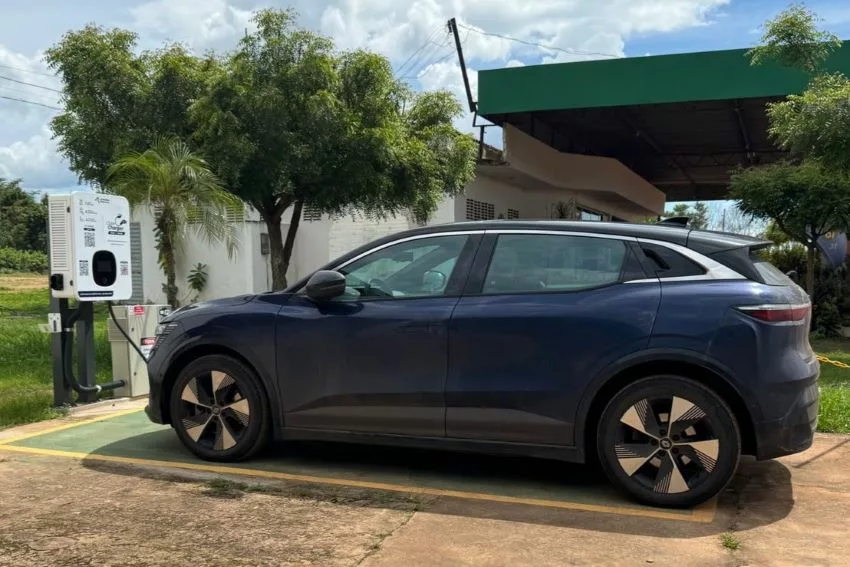 Carro elétrico recebe recarga em eletroposto