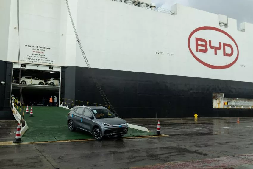 BYD Yuan Plus desembarca de navio cargueiro em porto